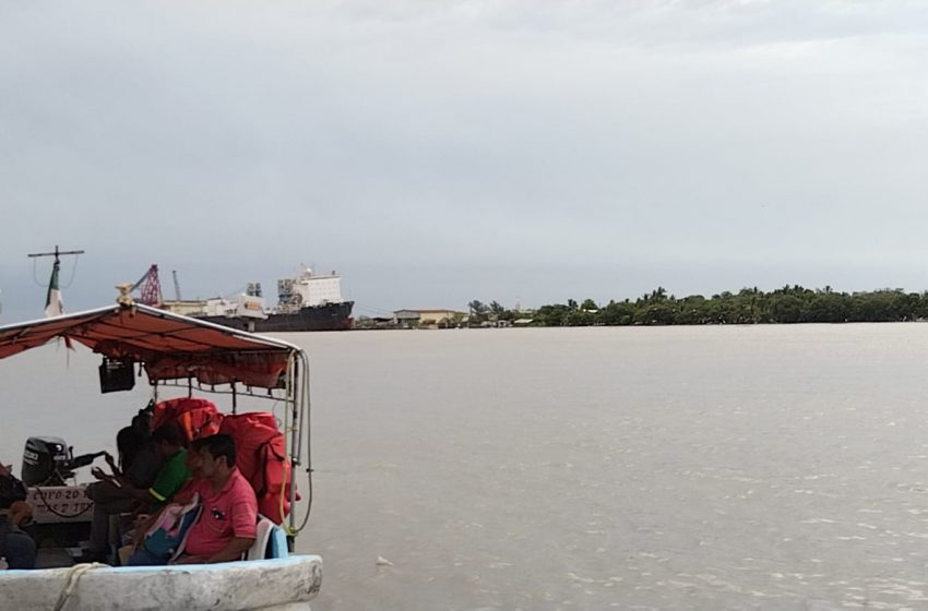 LANCHEROS CRUZAN CON DIFICULTADES ANTES CRECIENTE DEL RÍO