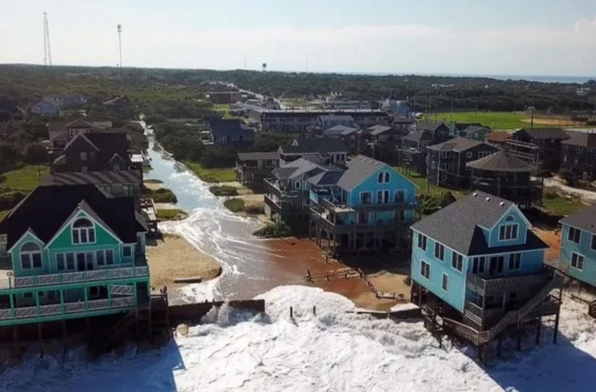  Huracán ‘Erin’ provoca inundaciones costeras en Carolina del Norte