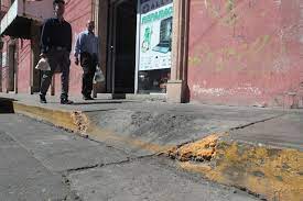 Olvidan municipios construir banquetas