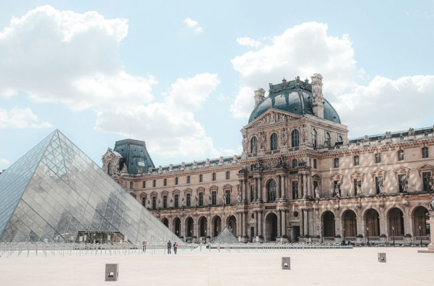 Roban joyas del Museo del Louvre en París; ¿qué piezas se llevaron?