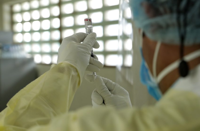 Escasez de vacunas provoca enojo y desorden en centro de salud de Tampico