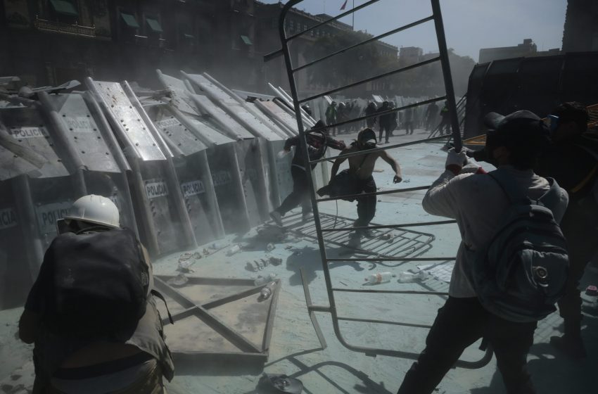  Permanecen hospitalizados 14 policías tras marcha en la CDMX