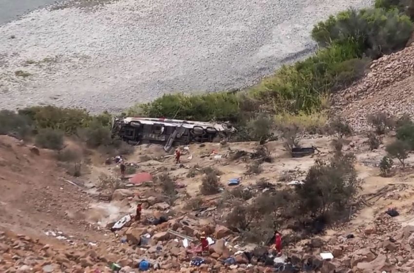  Mueren 37 personas tras caer autobús al abismo en Perú