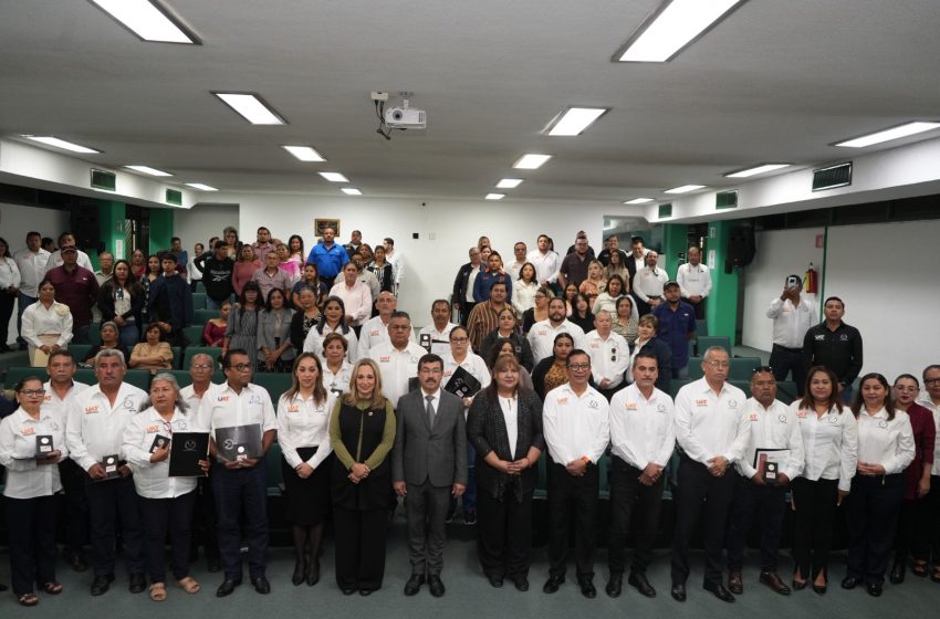  Preside rector homenaje al personal jubilado del SUTUAT