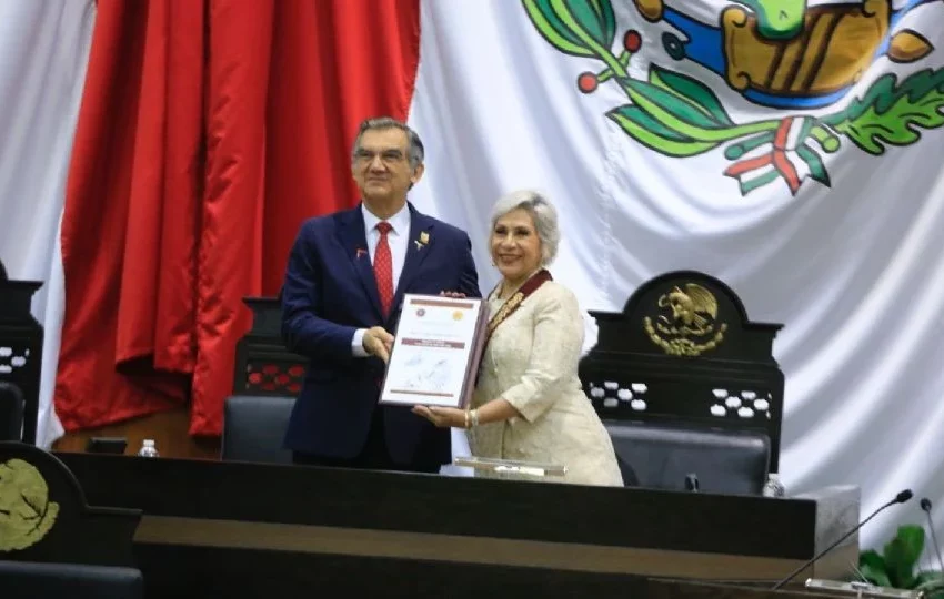  CECILIA LUGO RECIBE LA MEDALLA AL MÉRITO CIUDADANO