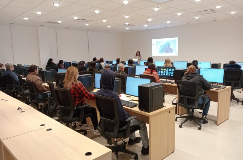 CON CASA LLENA INICIAN CURSOS DE COMPUTACIÓN EN LA INFOTECA