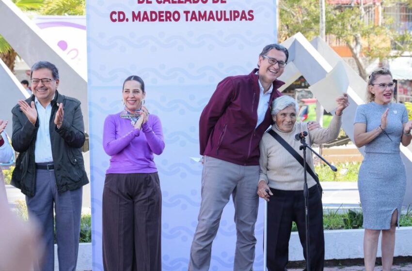  Erasmo González entrega sillas de bolear a aseadores de calzado de Ciudad Madero