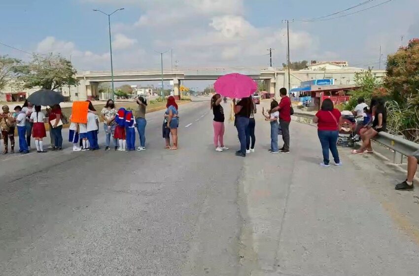  Bloquean Tampico–Mante en Altamira por cierre de escuela