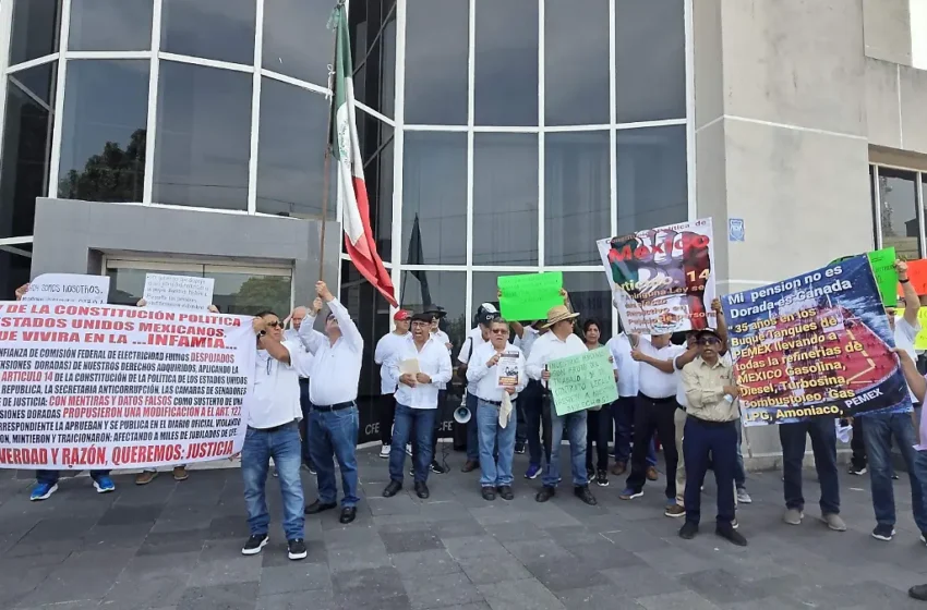  Se manifiestan  trabajadores jubilados de CFE por reducción en su pensión laboral