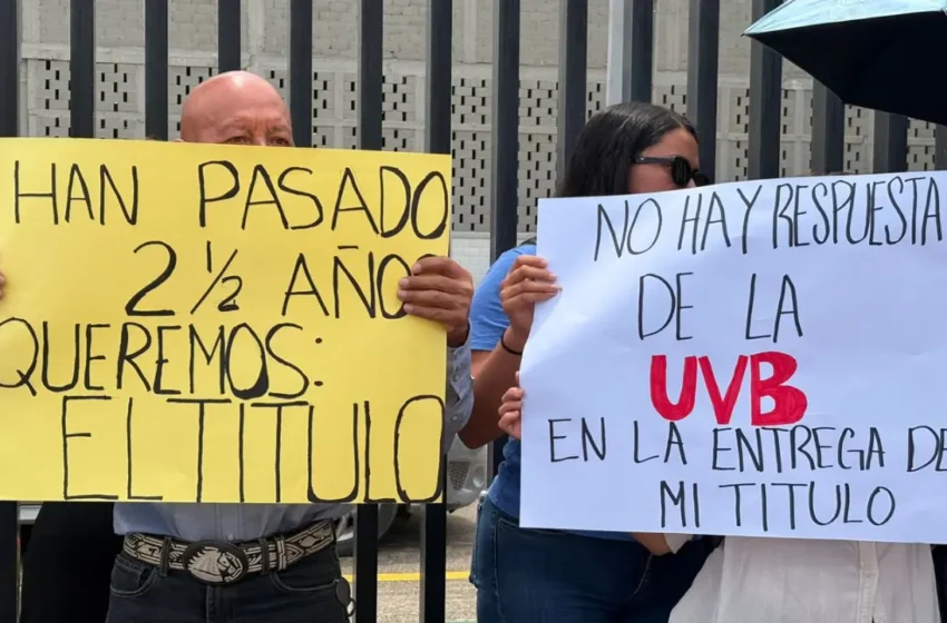  Egresados de UVB Tampico exigen entrega de títulos y cédulas profesionales