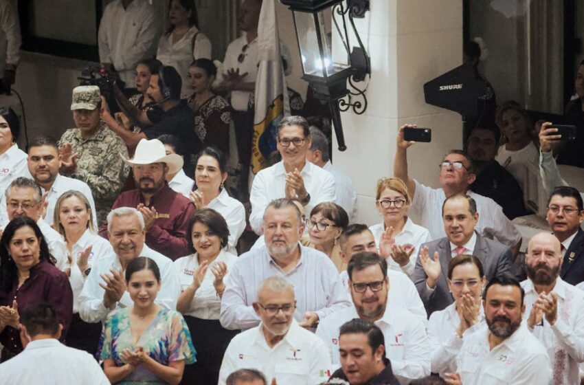  Presente Erasmo González Robledo en ceremonia de Honores a la Bandera en Ciudad Victoria junto a alcaldes de Tamaulipas