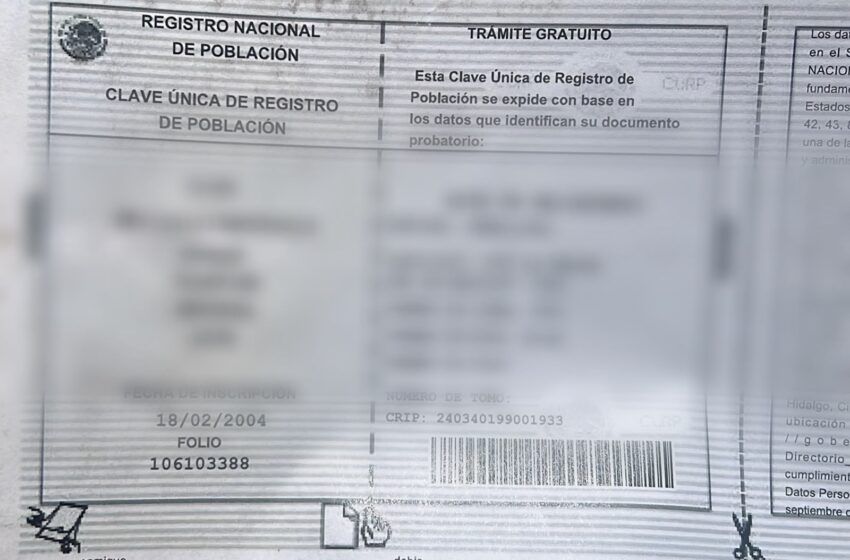  Entre actas, CURP e INE, documentos oficiales quedan regados en avenida de la Unidad